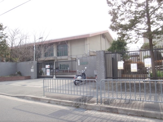 【京都市西京区上桂今井町のマンションの小学校】