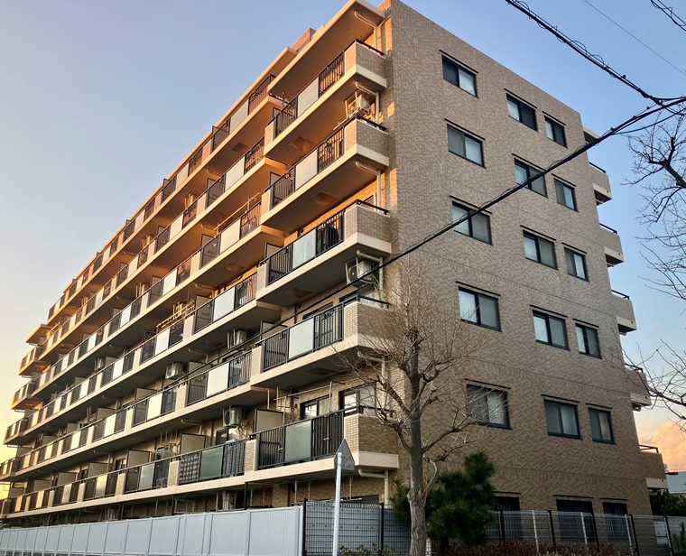 平塚市東八幡のマンションの建物外観