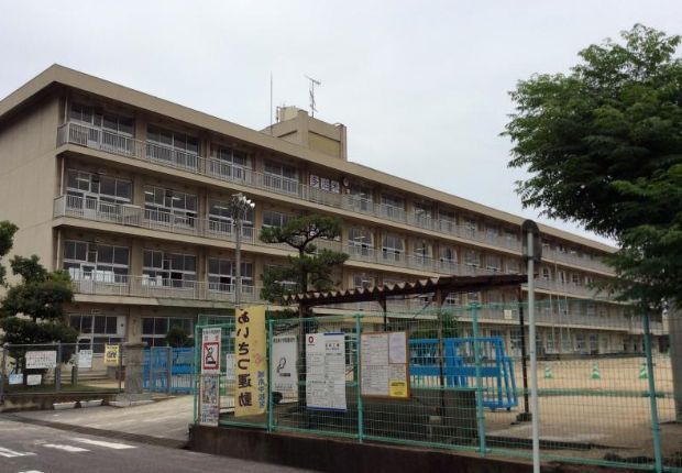 【福山市千代田町のアパートの小学校】