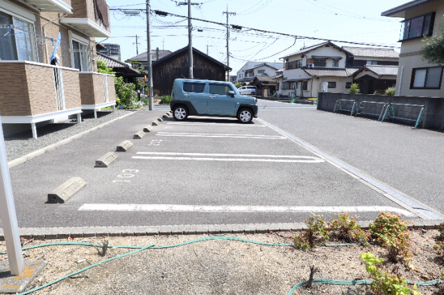 【都窪郡早島町前潟のアパートの駐車場】