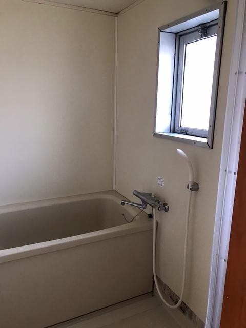 バス・シャワールーム　きれいな窓付きのお風呂です♪