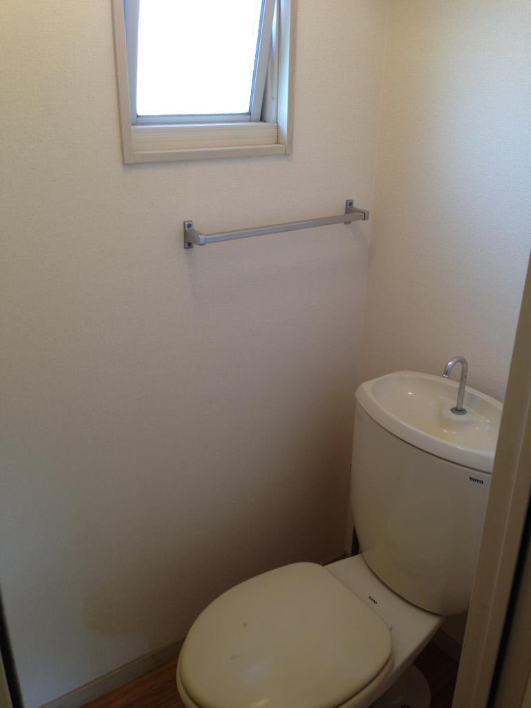 トイレ　トイレにも窓があり換気も楽々☆