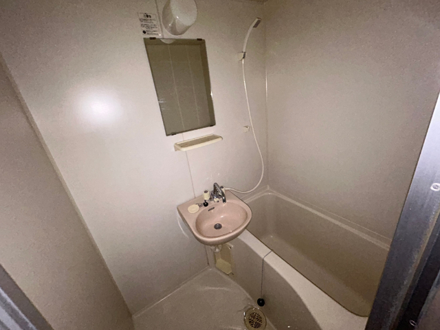 バス・シャワールーム　バスルームになります。