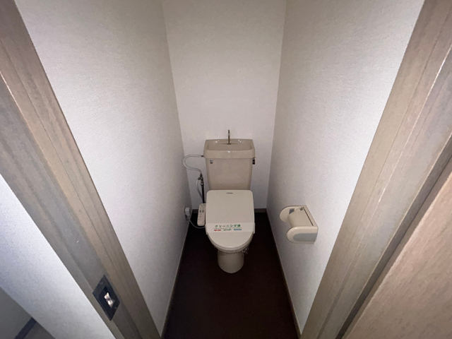 トイレ　温水洗浄便座付きのトイレになります。
