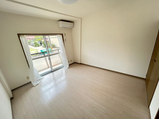 居室・リビング　７帖の洋室になります。