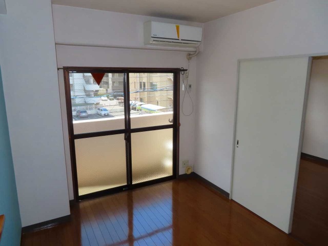 居室・リビング　同物件別室です。