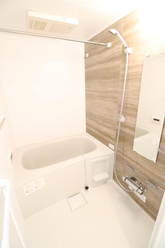 バス・シャワールーム　１　　浴室乾燥機、追い焚き付き