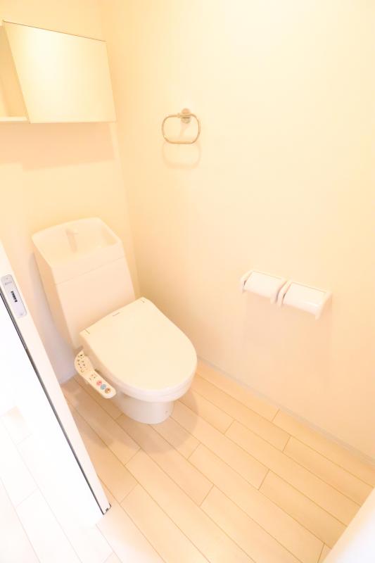トイレ　温水洗浄暖房便座付き、上部に収納あります。