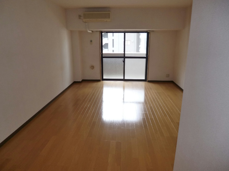 居室・リビング　広々としたお部屋で快適にお暮しいただけます。