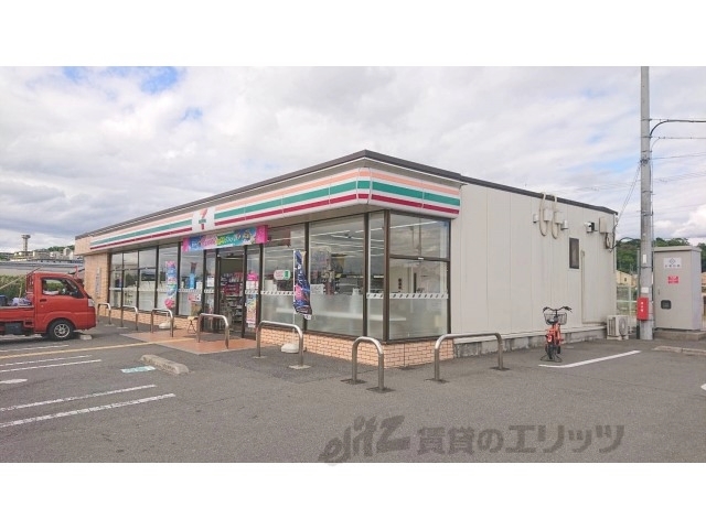 コンビニ　セブンイレブン奈良秋篠町店（コンビニ）まで700m