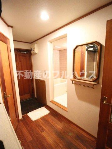 洗面設備　玄関ホール：キッチン・鏡付