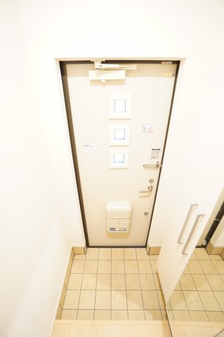 玄関　※同物件・同タイプの写真です。