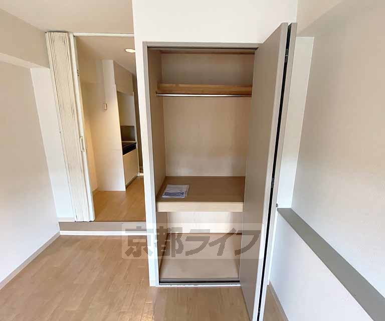 収納　洋服や日用品が収納できます。