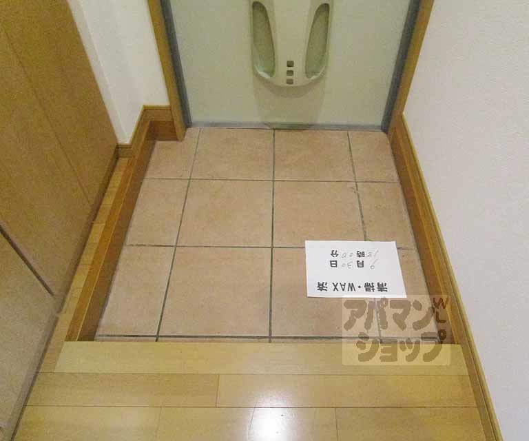 玄関　１０２号室の写真です。