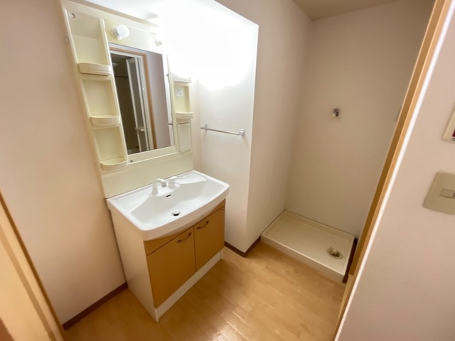 洗面設備　明るい洗面所です