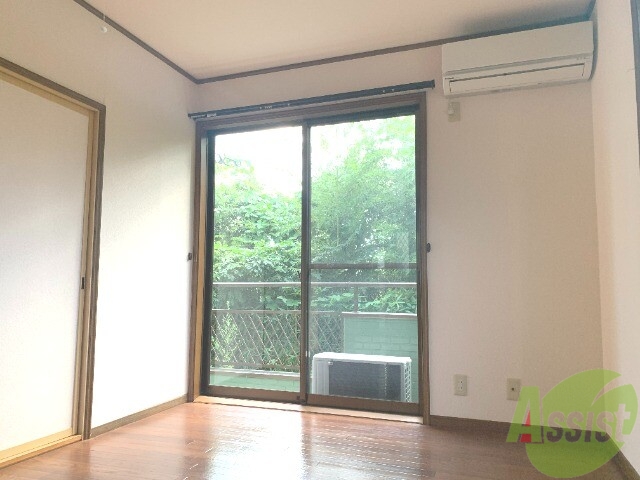 居室・リビング　こちらはリビングです。二面採光で明るいお部屋ですね。