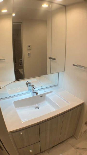 洗面設備　三面鏡付洗面化粧台