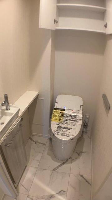 トイレ　温水洗浄便座・手洗いカウンター付
