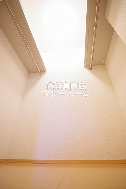 収納　たっぷりと収納できるウォークインクローゼットです！