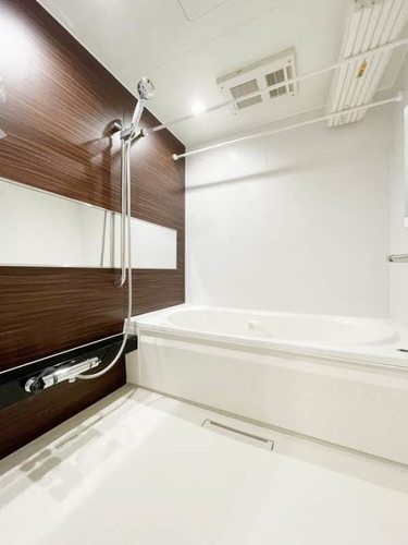 バス・シャワールーム　浴室乾燥機能付換気扇が整備され広めの浴室でゆっくりくつろげま