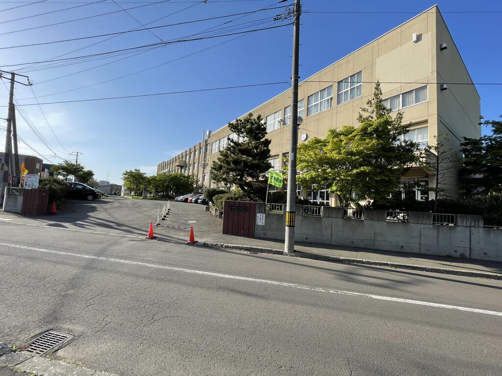 小学校　札幌市立富丘小学校（小学校）まで653m