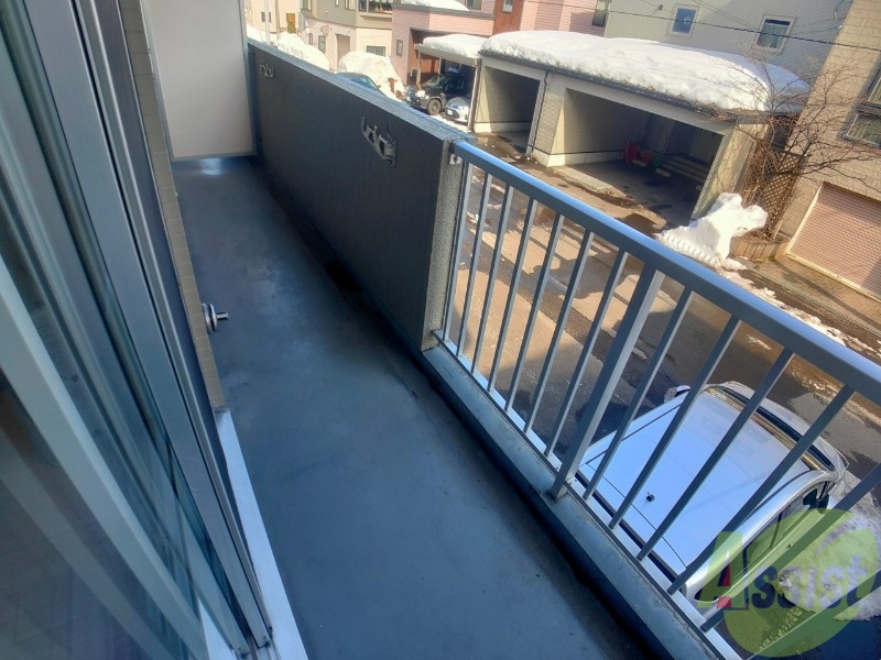 バルコニー　バルコニーは幅があり、広い印象を受けました。