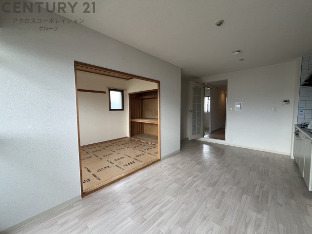 居室・リビング　床色が明るい色合いでとても綺麗です