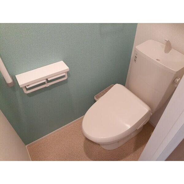 トイレ　温水洗浄便座機能付きトイレです☆