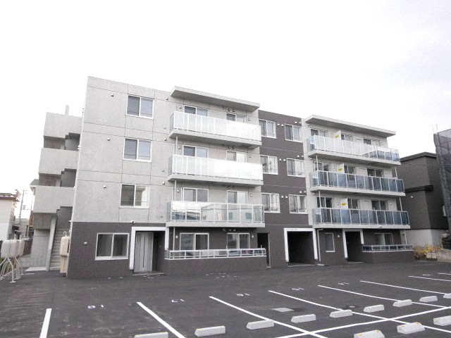 建物外観　バス停まで徒歩3分！