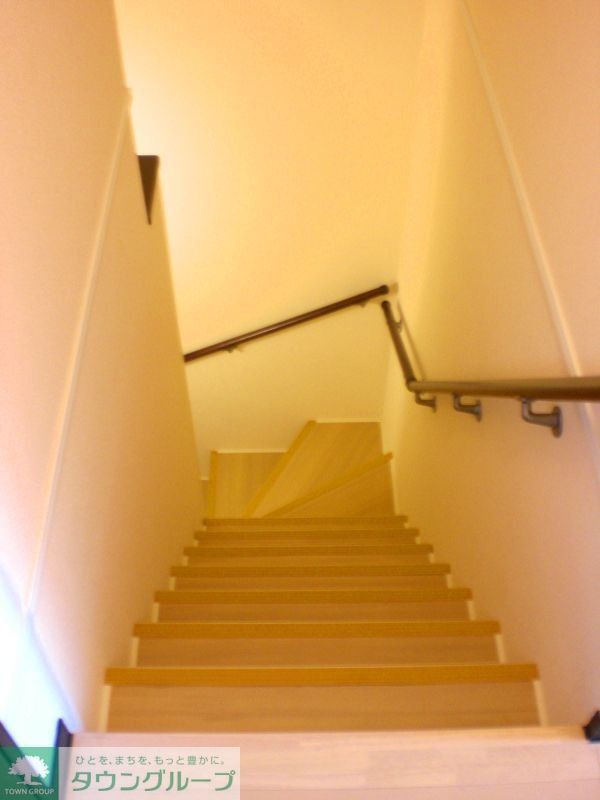 その他設備　２階の階段には光も差し込むにで明るい印象です。