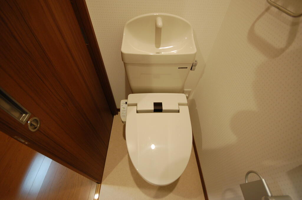 トイレ　温水洗浄便座です。