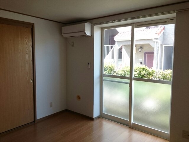 居室・リビング　こちらの居間で趣味の時間をお楽しみください