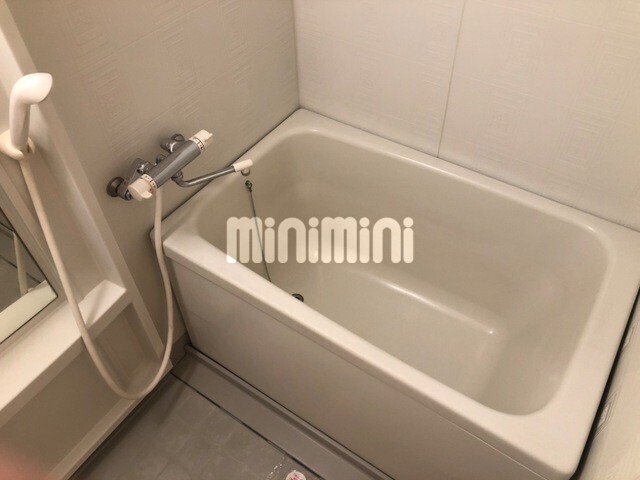 バス・シャワールーム　ミラー付のバスルーム