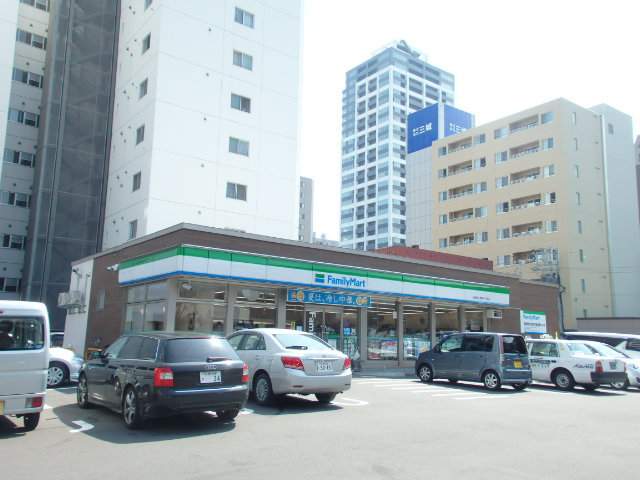 コンビニ　ファミリーマート（コンビニ）まで278m