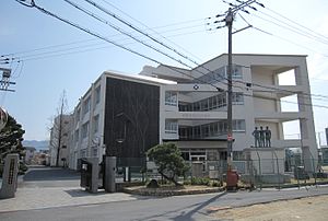 中学校　大東市立南郷中学校（中学校）まで108m