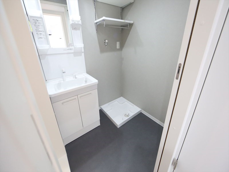 洗面設備　脱衣所　独立洗面台（シャンプードレッサー付）収納スペース有