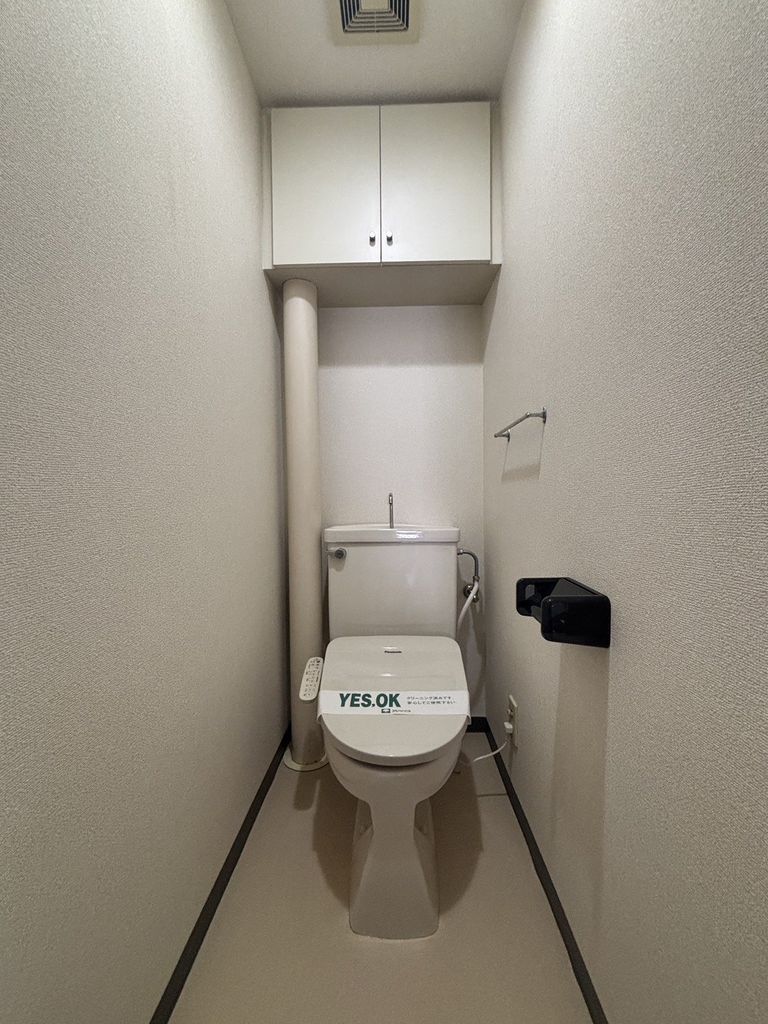 トイレ　洋式通常タイプのトイレでスペースに奥行きあり