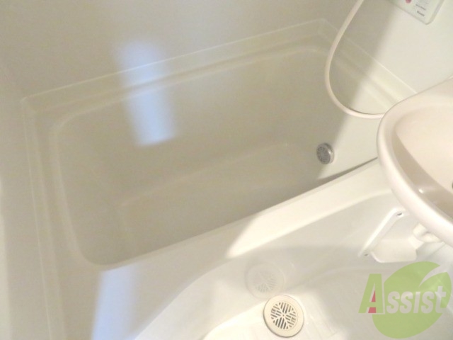 バス・シャワールーム　バスルームは狭すぎず、シャワーも浴びやすそうです。