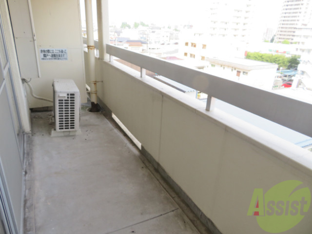 バルコニー　バルコニー。洗濯物がはかどりそうな広さがありますよ。