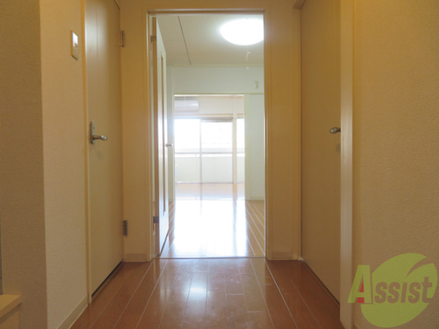 玄関　玄関の様子です。明るい印象ですね。気分もあがりそう。