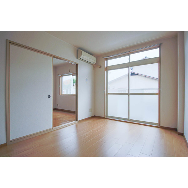 居室・リビング　同じ建物の別のお部屋