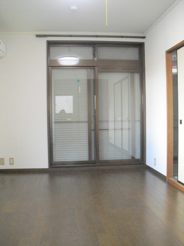 その他　南東向き角部屋２面採光　６帖洋室