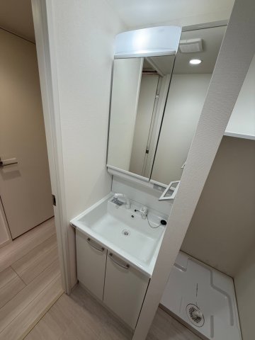 洗面設備　ゆったりとスペースのある洗面所