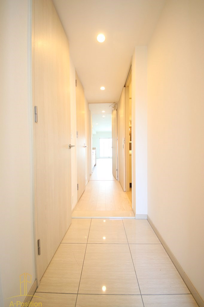 玄関　OPUS RESIDENCE SHINSAIBASHISOU