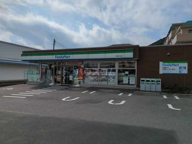 コンビニ　ファミリーマート 平塚桜ヶ丘店（コンビニ）まで309m