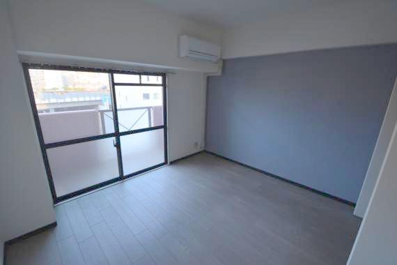 居室・リビング　窓が大きいので圧迫感がありません。日光浴が日課になりそう。