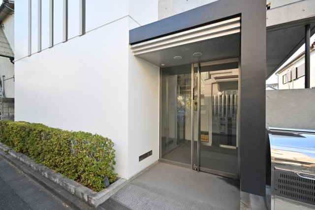 エントランス　落ち着いたエントランスです