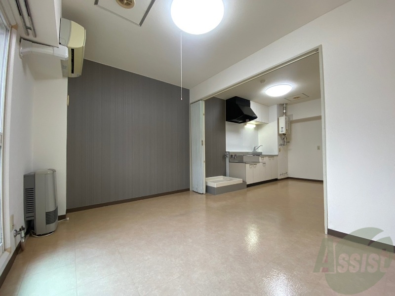 その他部屋・スペース　寝室はこちらです。光が差し込む、温かみのあるお部屋です。