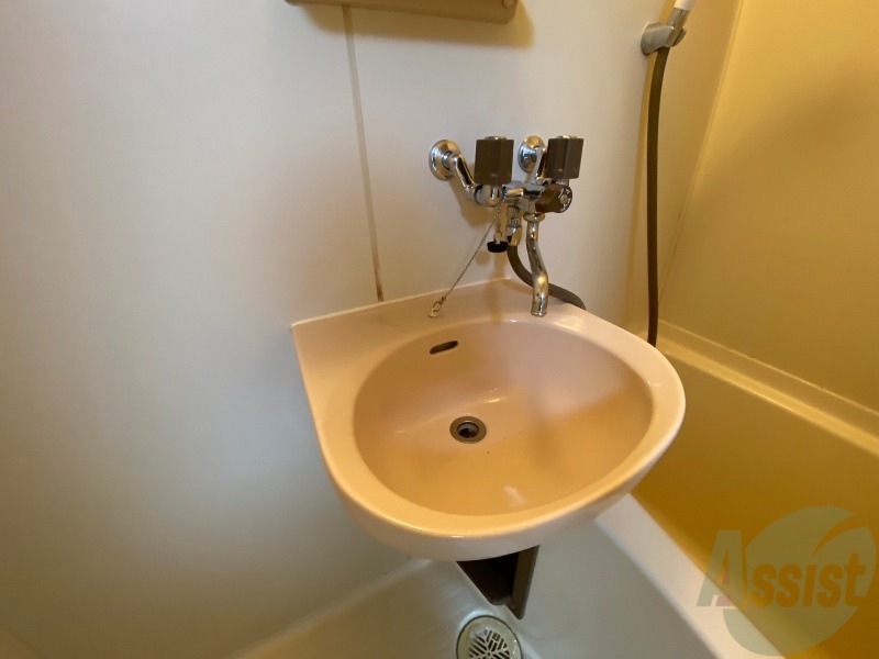 洗面設備　ユニットバス内の洗面台です。朝の身支度もスムーズです。