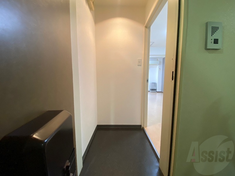 玄関　玄関です。すぐ広いリビングにつながっています。